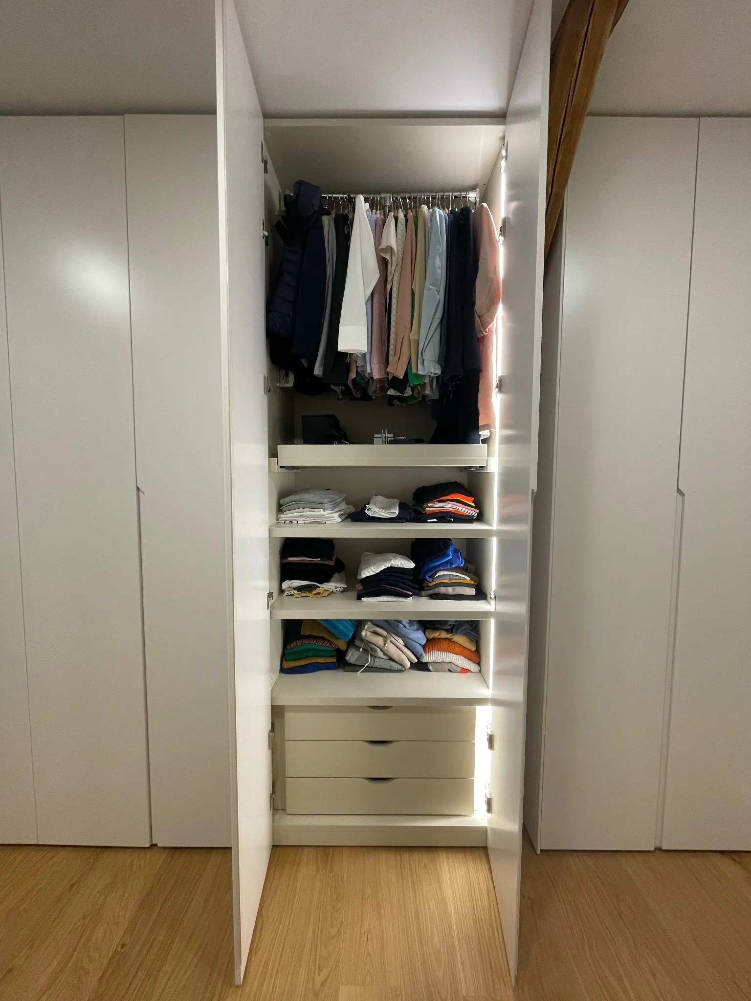 Custom wardrobe - Erfurt, Germany - RAL9003 mat lacquered with integrated handles and LED