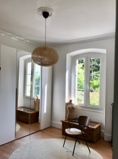 Customized wardrobe – Grenoble, France – doors in RAL9003 matte lacquered with integrated handles and mirrored doors with chrome handles