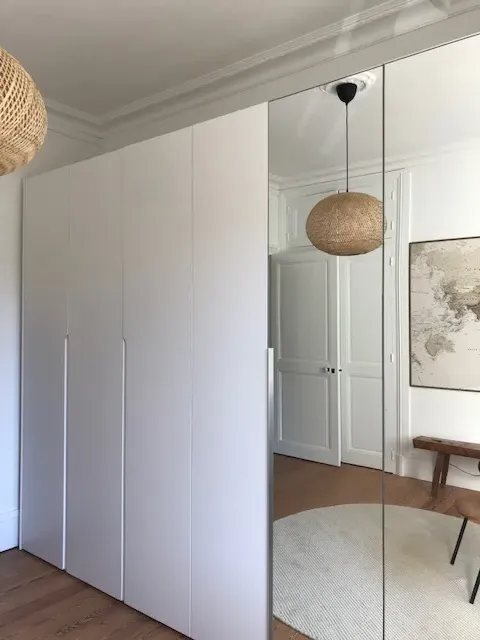 Customized wardrobe – Grenoble, France – doors in RAL 9003 matte lacquered with integrated handles and mirrored doors with chrome handles