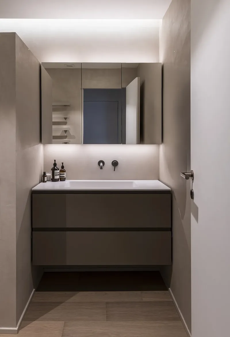 Mueble ancho 105cm, profundidad 46 cm, frentes y cuerpo en in lacado mate , lavabo integrado  en TECNORIL.