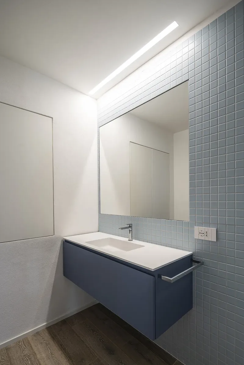 Mueble ancho 120cm, profundidad 46 cm, frentes y cuerpo en in lacado mate , lavabo integrado en TECNORIL. 