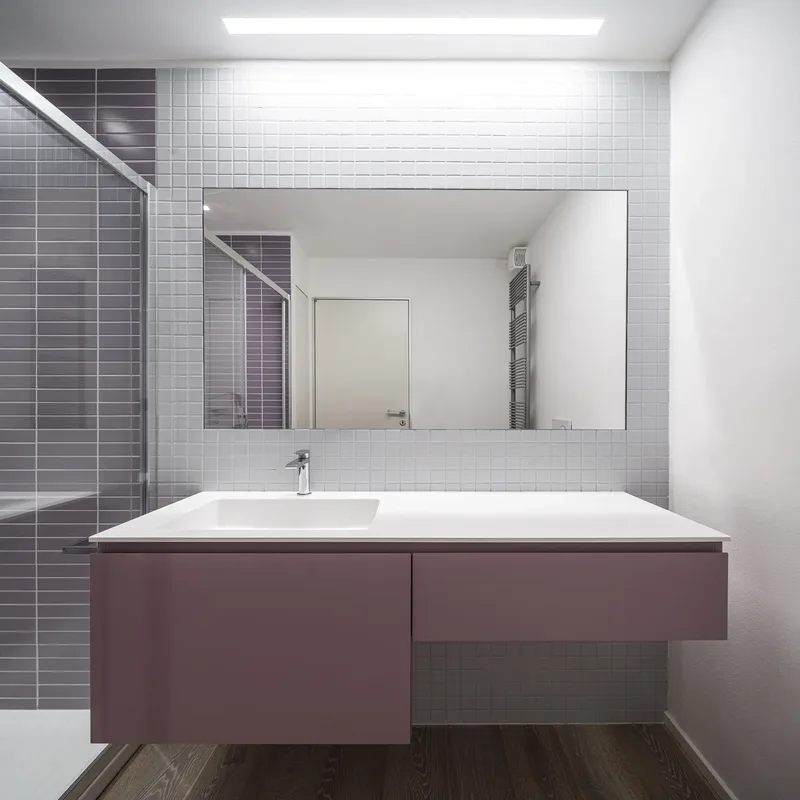 Mueble ancho 120cm, profundidad 46 cm, frentes y cuerpo en in lacado mate , lavabo integrado  en TECNORIL.