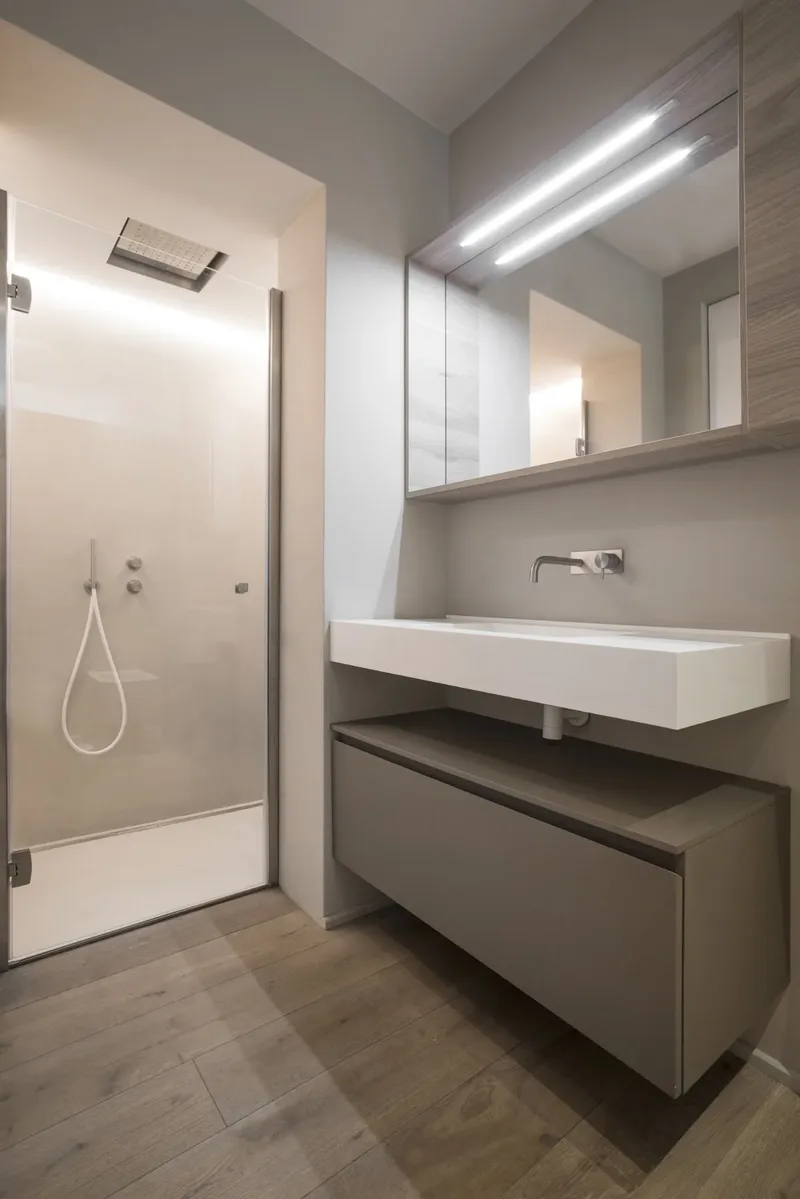 Mueble ancho 120cm, profundidad 46 cm, frentes y cuerpo en in lacado mate , lavabo integrado  en TECNORIL. 