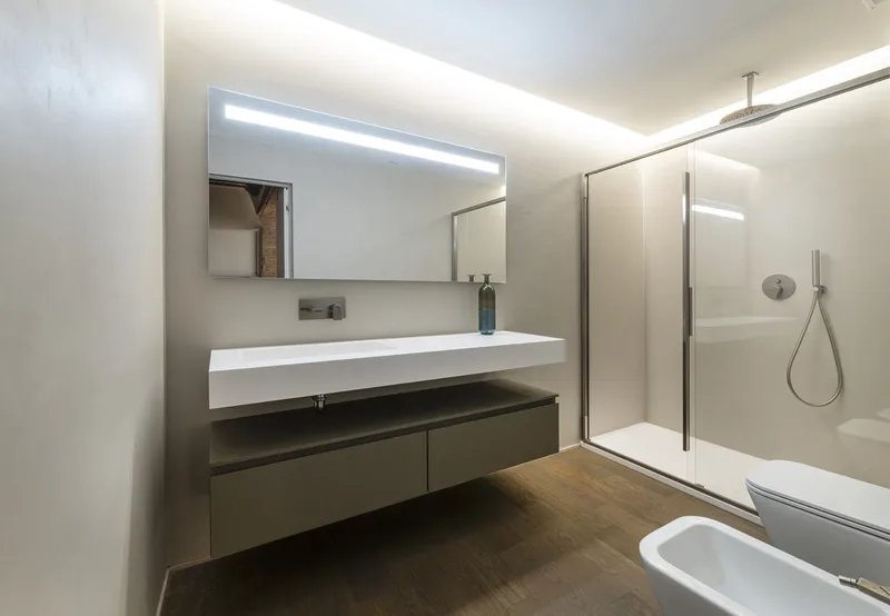 Mueble ancho 160cm, profundidad 46 cm, frentes y cuerpo en lacado mate . Espejo rectangular con iluminación frontal, también disponible con retroiluminación en los 4 lados y sensor táctil lateral en la parte inferior derecha; grosor: 2 cm.