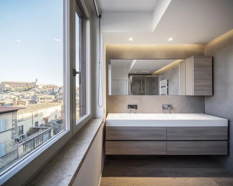 Mueble ancho 180cm, profundidad 46 cm, frentes y cuerpo en Melamina olmo roccia, lavabo integrado código de artículo TECNORIL en  . Espejo rectangular simple, disponible sin retroiluminación o con retroiluminación en los 4 lados y sensor táctil lateral en la parte inferior derecha del espejo; grosor 2 cm.