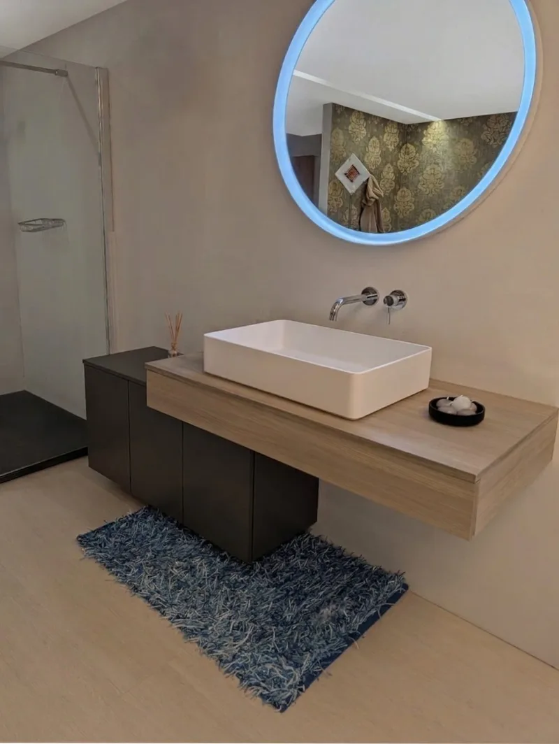 Collección Clásica - Melamina Olmo naturale / Lacado mate RAL 8019 - Lavabo de cerámica