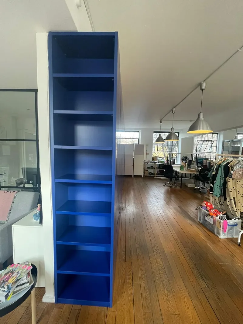 Customized wardrobe with a side library - London, Great Britain - RAL5002 matte lacquered with integrated handles