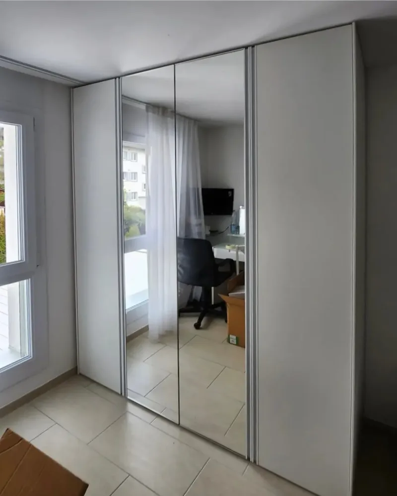 Customized wardrobe with mirrored doors – Switzerland – doors in RAL 9003 matte lacquered finish and mirrored doors with R chrome handles