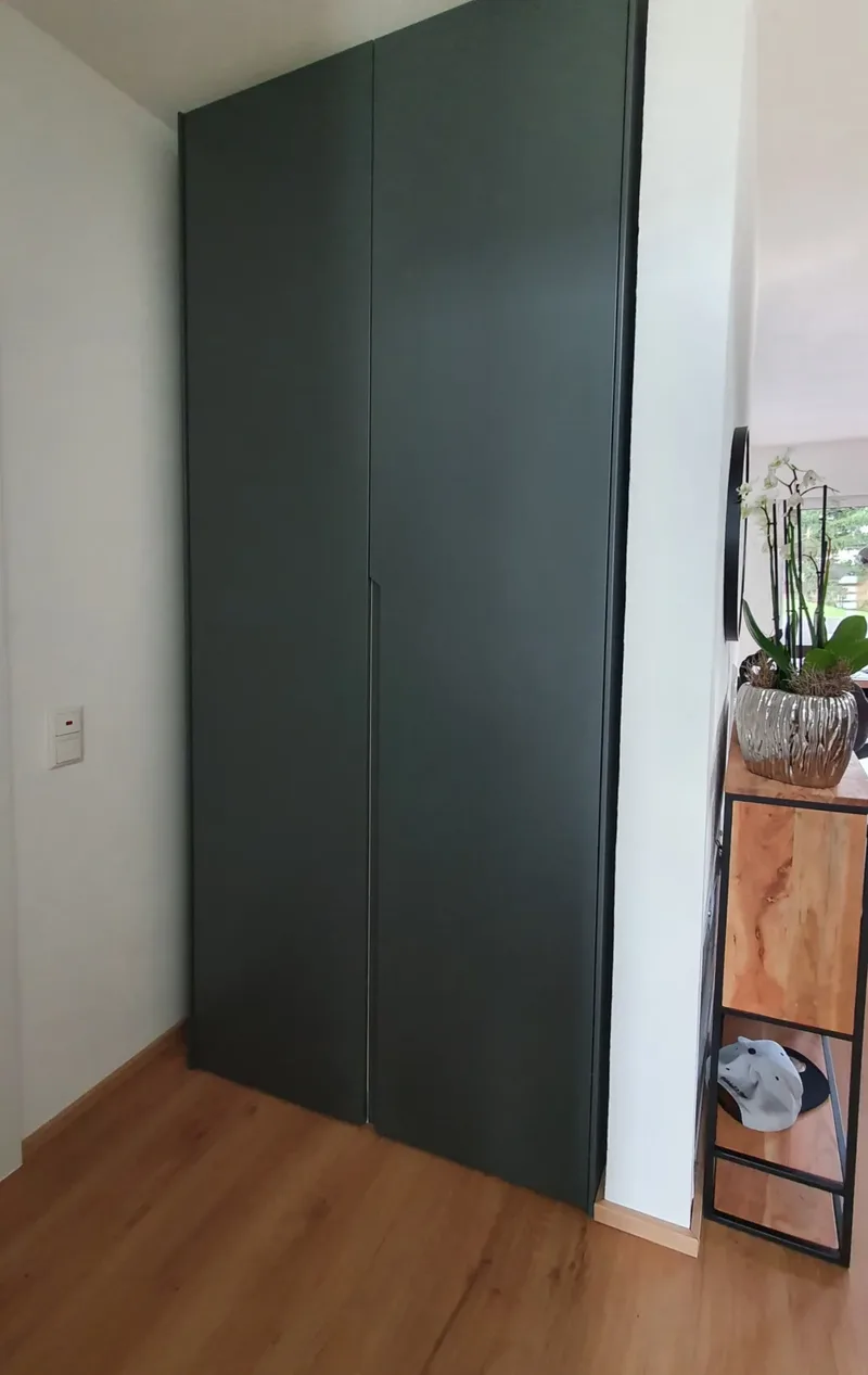 Customized wardrobe  - Staudernheim, Germany - RAL7012 matte lacquered with integrated handle
