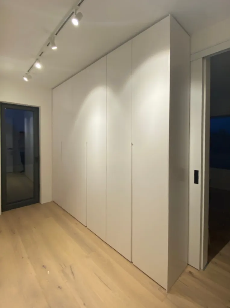 Customized wardrobe - Zuzenhausen, Germany - RAL9003 matte lacquered with integrated handles