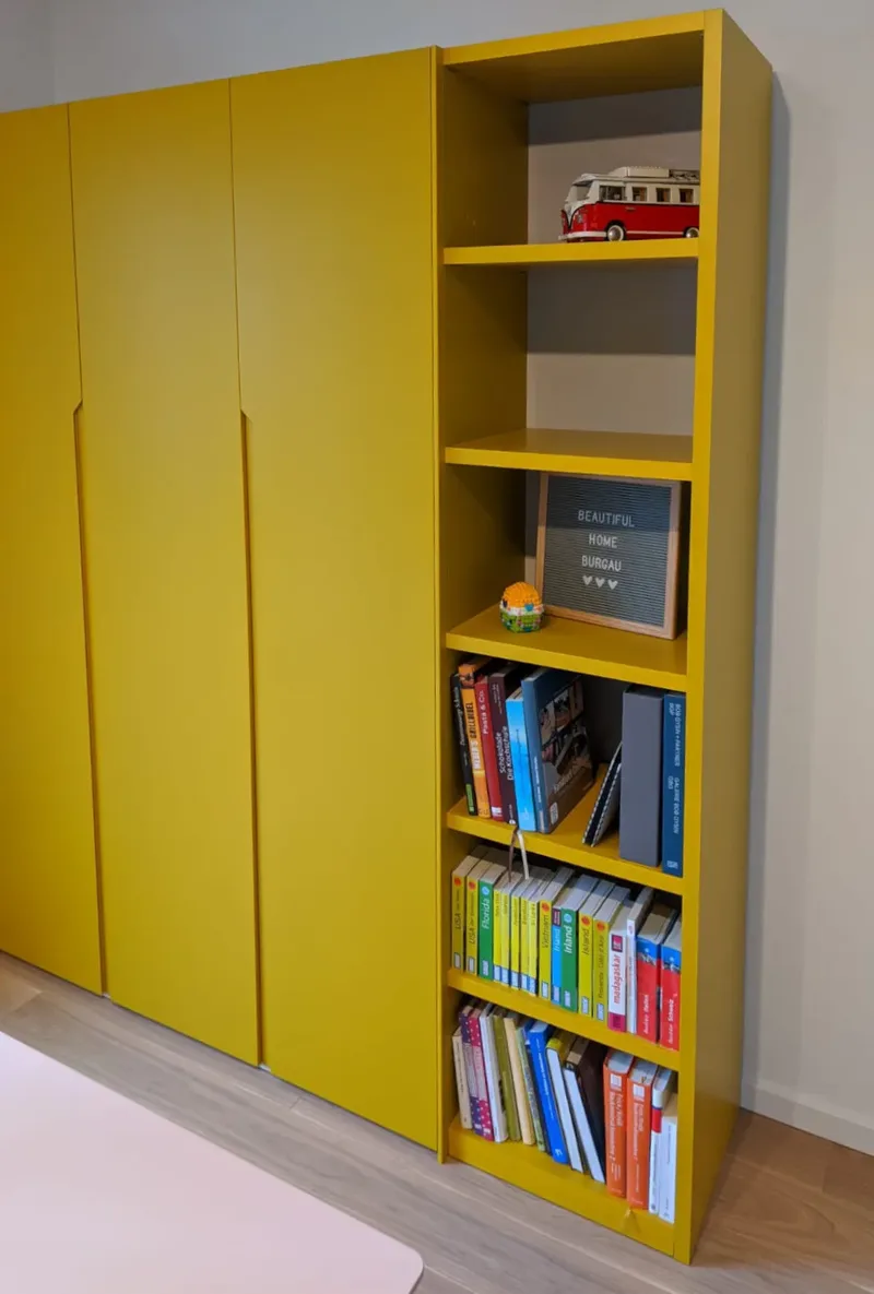 Customized wardrobe with front-facing bookcase - Burgau, Germany - RAL1005 matte lacquered with integrated handles