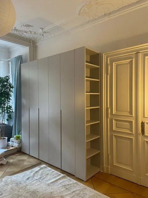 Custom wardrobe with side library - Berlin, Germany - RAL7047 matt lacquered with integrated handles