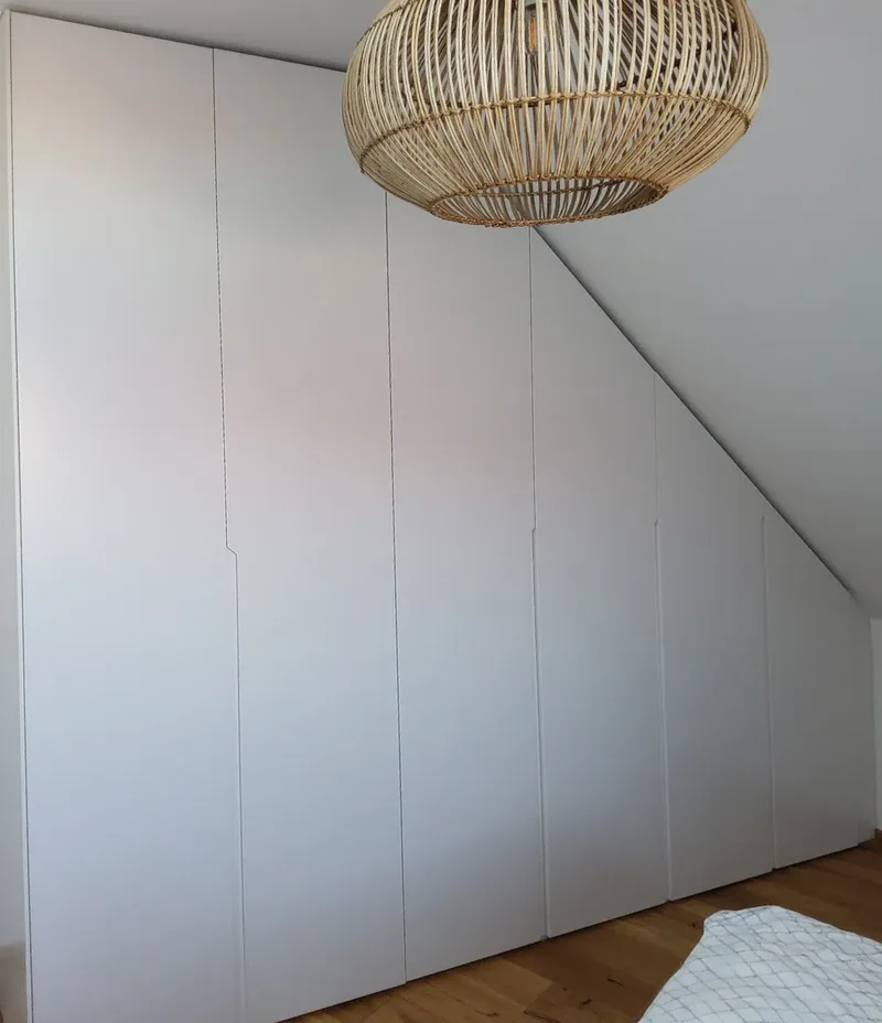 Slopping roof wardrobe - Vienna, Austria - RAL9003 matte lacquered with integrated handles