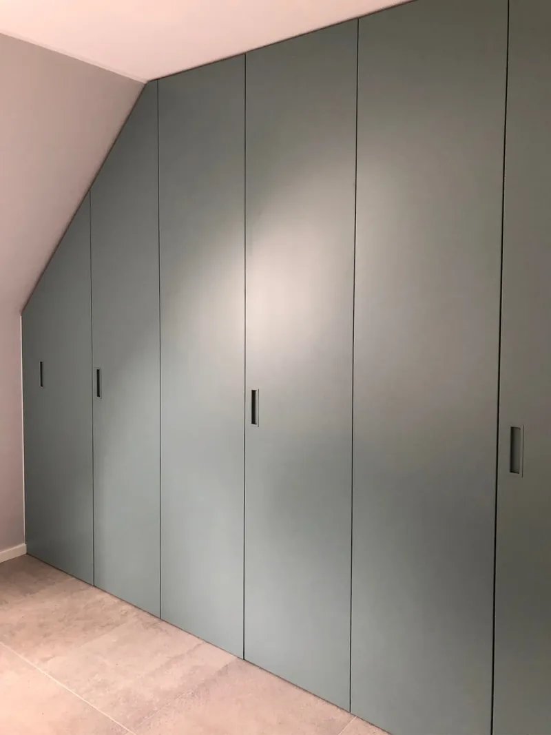 Slopping roof wardrobe – Vienna, Austria – FB 85 Oval Room Blue matte lacquered with integrated handles S1