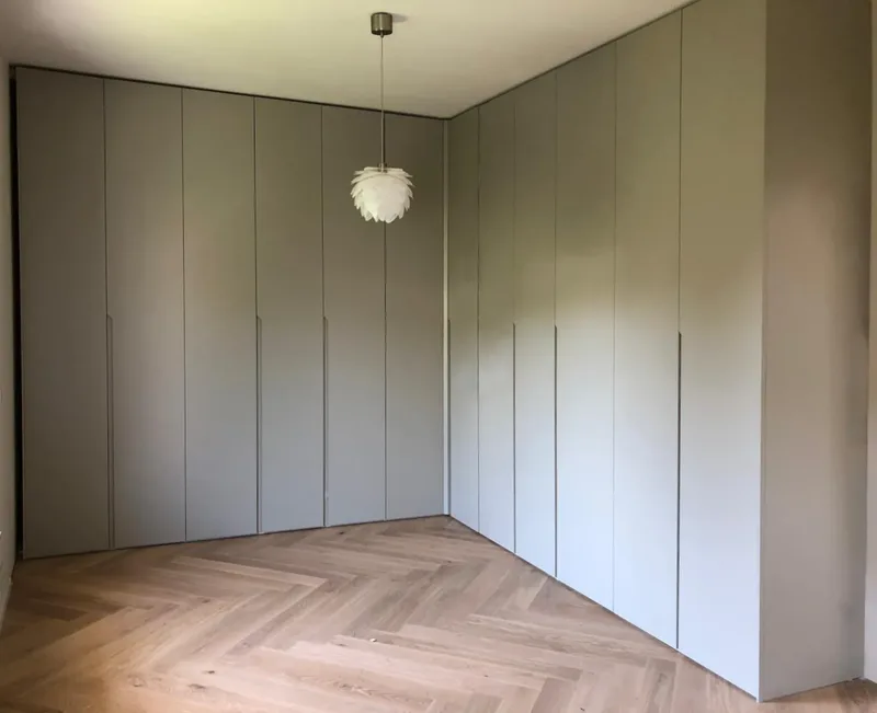 Customized corner built-in wardrobe – Düsseldorf, Germany – matte lacquered in RAL7044 with integrated handles
