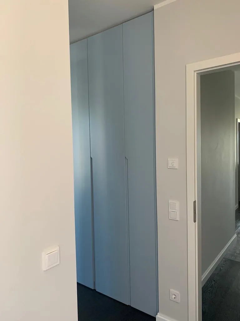 Customized corner built-in wardrobe - Düsseldorf, Germany - FB 27 Parma Fray matte lacquered with integrated handles
