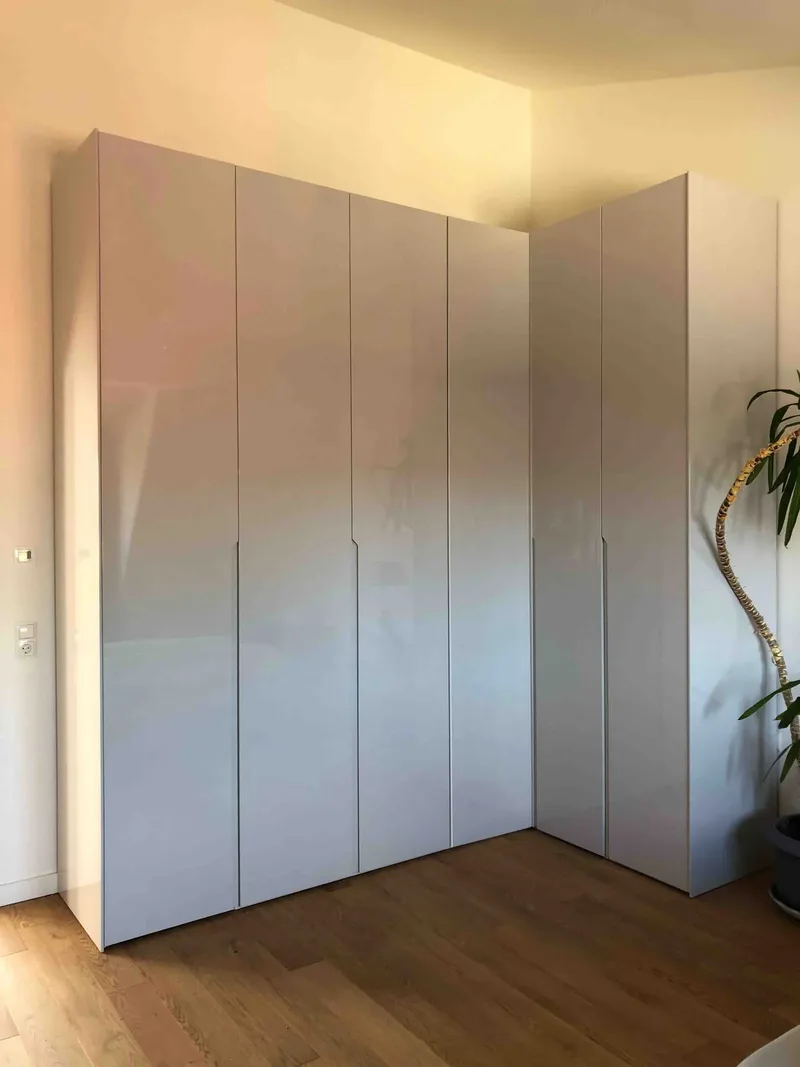 Customized corner wardrobe - Mannheim, Germany - RAL7047 Lacquered High Gloss with integrated handles