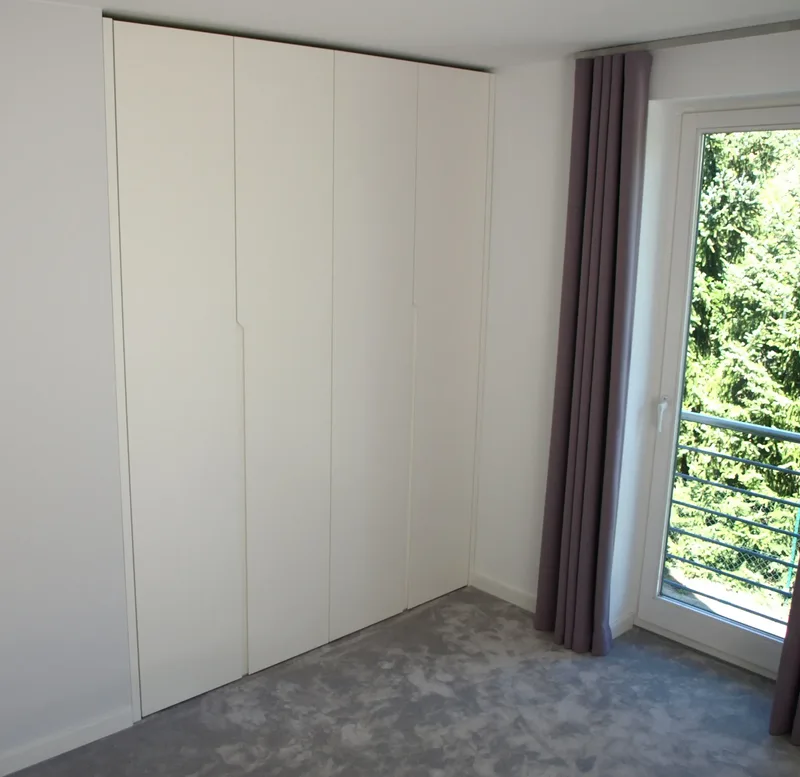 Fitted wardrobe - Berlin, Germany - RAL9003 matte lacquered with integrated handles