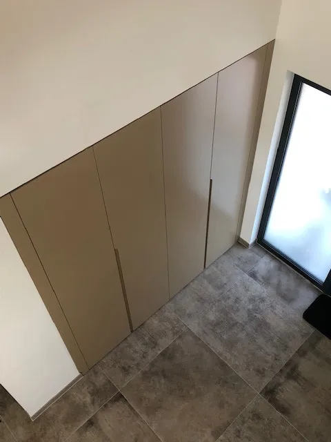 Fitted wardrobe - Bruchsal, Germany - RAL1019 matte lacquered with integrated handles