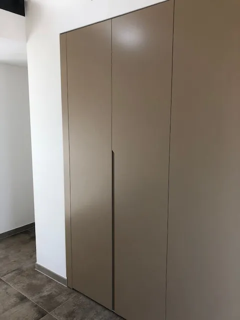 Fitted wardrobe - Bruchsal, Germany - RAL1019 matte lacquered with integrated handles
