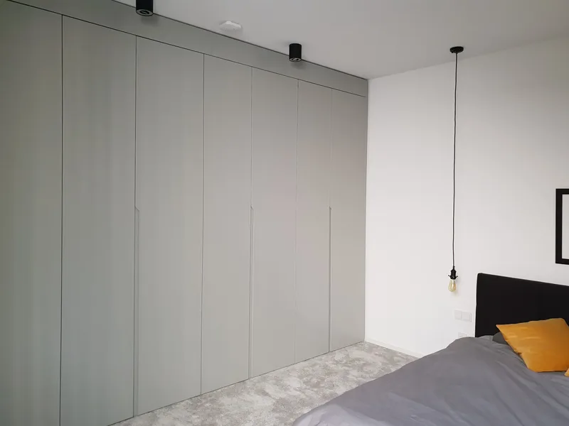 Fitted wardrobe - Frankfurt, Germany - RAL7038 matte lacquered with integrated handles