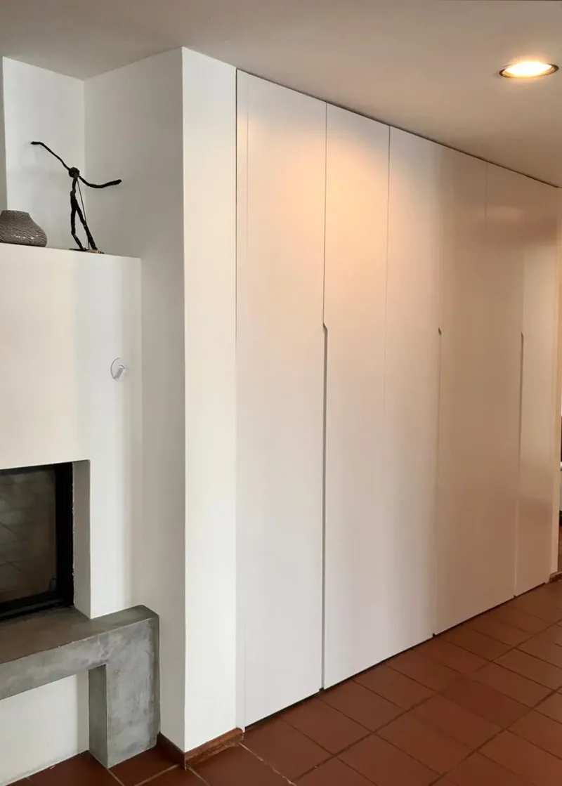 Fitted wardrobe - Freiburg, Germany - RAL9003 matt lacquered with integrated handles