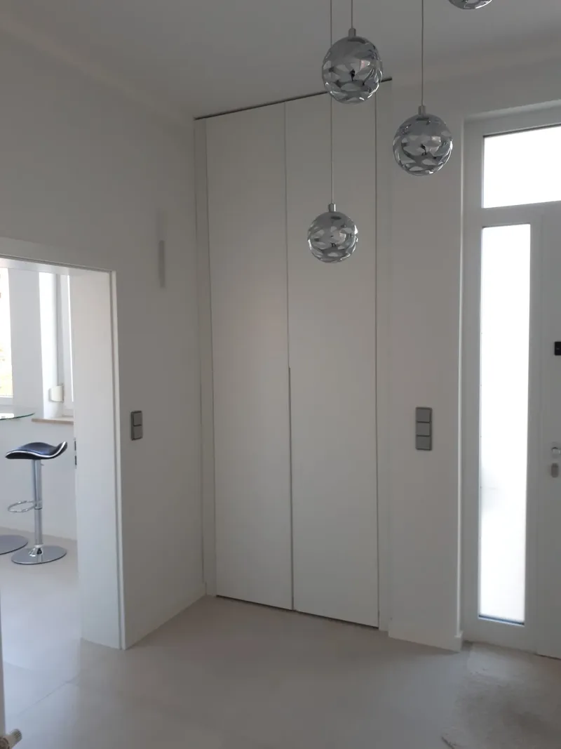 Fitted wardrobe - Coburg, Germany - RAL9016 matte lacquered with integrated handles