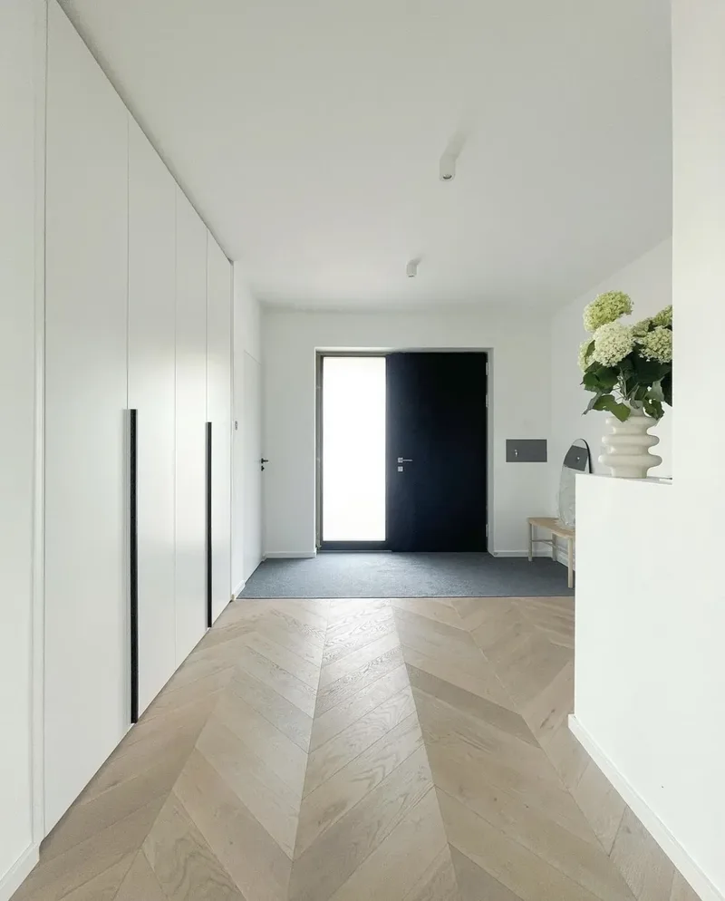 Fitted wardrobe - Unterspiesheim, Germany - RAL9003 matte lacquered with handles 33 RAL9005 matte lacquered