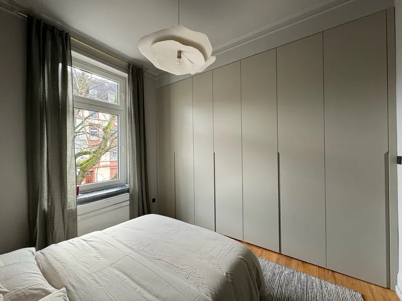 Fitted wardrobe - Frankfurt, Germany - RAL7044 matte lacquered with integrated handles