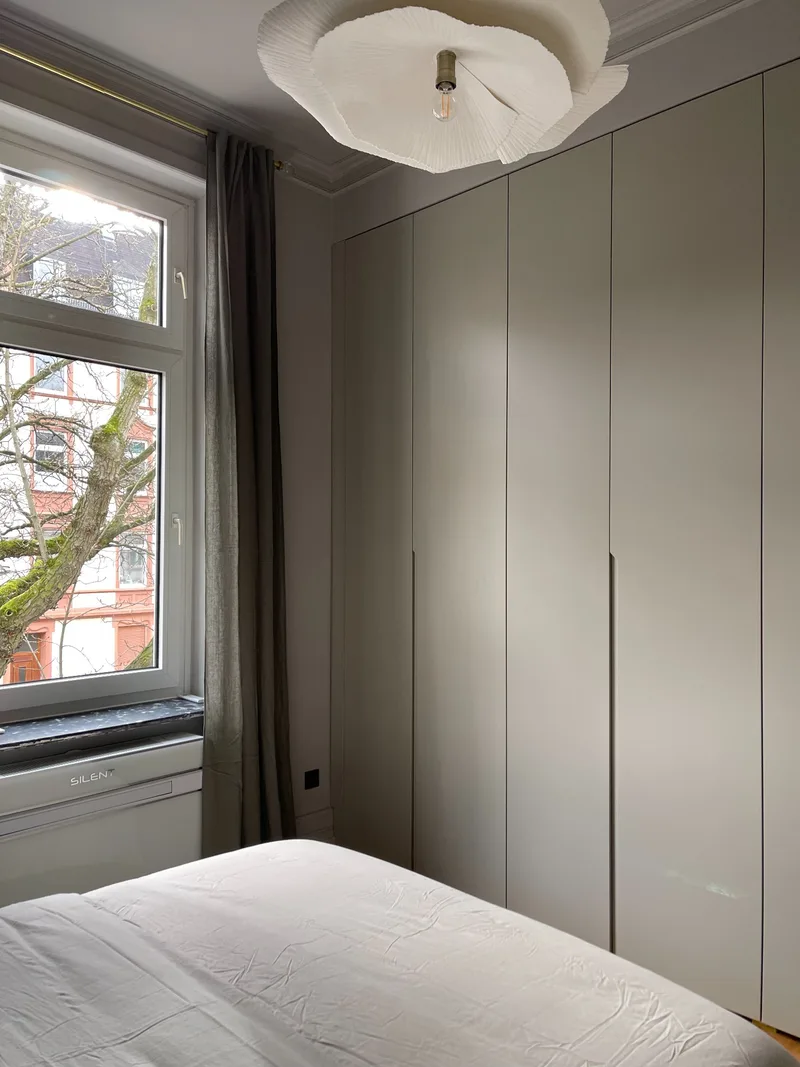 Fitted wardrobe - Frankfurt, Germany - RAL7044 matte lacquered with integrated handles