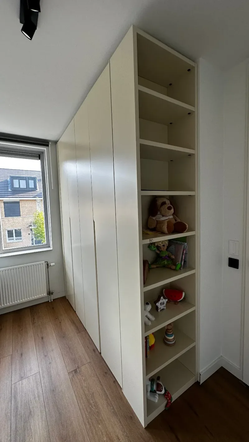 Customized wardrobe with side library - Utrecht, Netherlands - RAL1013 matte lacquered with integrated handles
