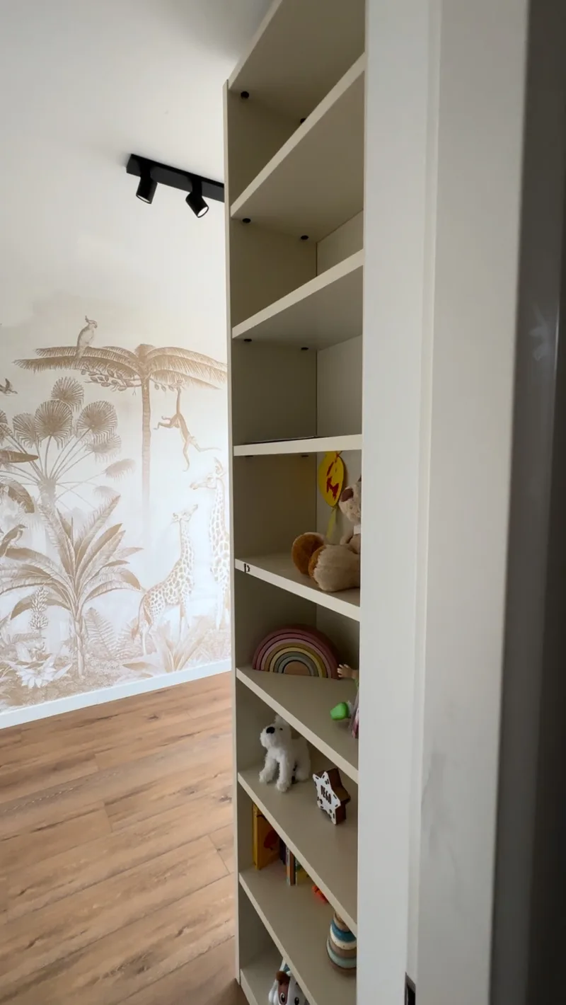 Customized wardrobe with side library - Utrecht, Netherlands - RAL1013 matte lacquered with integrated handles