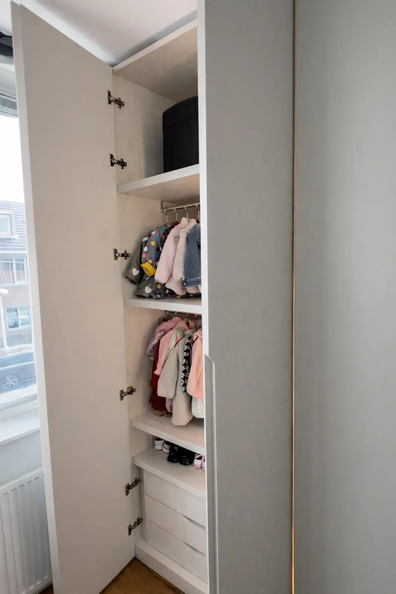 Customized wardrobe with side library - Utrecht, Netherlands - RAL1013 matte lacquered with integrated handles