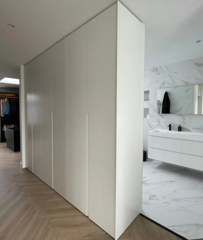 Customized wardrobe - Amsterdam, Netherlands - RAL9016 matte lacquered with integrated handles