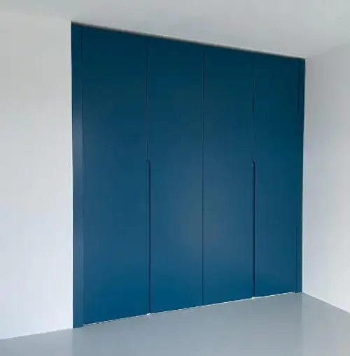 Fitted wardrobe – Eindhoven, Netherlands – matte lacquered in RAL5009 with integrated handles