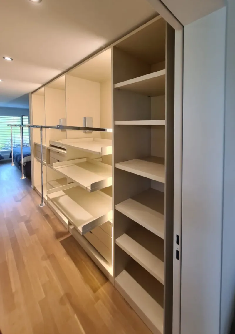 Customized wardrobe - Altendorf, Switzerland - RAL7038 matte lacquered with integrated handles