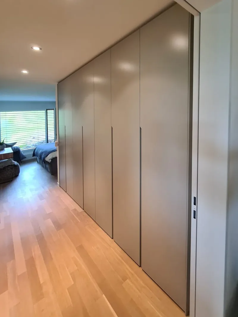 Customized wardrobe - Altendorf, Switzerland - RAL7038 matte lacquered with integrated handles
