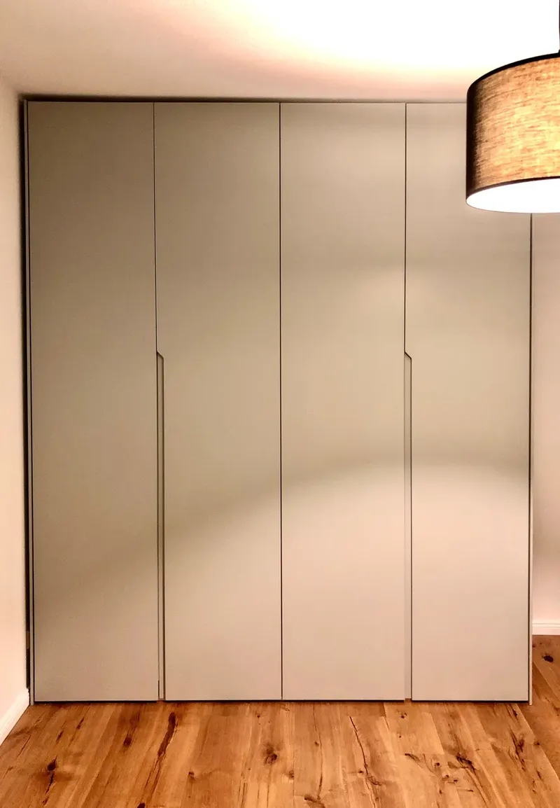 Customized wardrobe - Berlin, Germany - RAL7038 matte lacquered with integrated handles