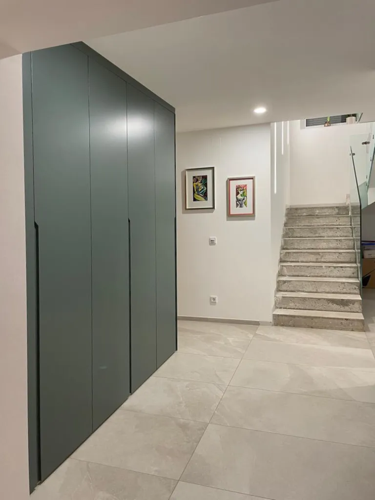 Customized wardrobe - Dietach, Austria - FB 47 green smoke matte lacquered with integrated handles