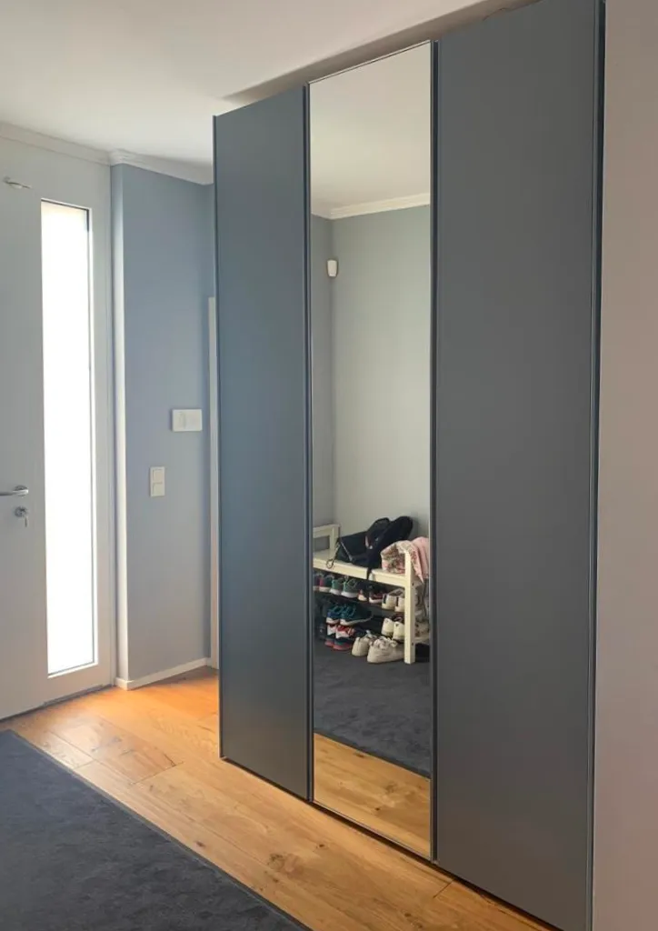 Customized wardrobe - Königstein, Germany - 1 mirrored door and doors mat lacquered in RAL7001 with integrated handles R