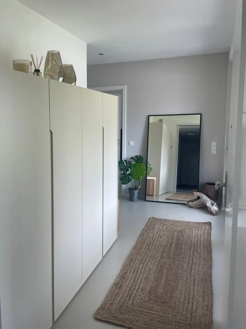 Customized wardrobe - Kressbronn am Bodensee, Germany - matte lacquered in RAL1013 with integrated handles