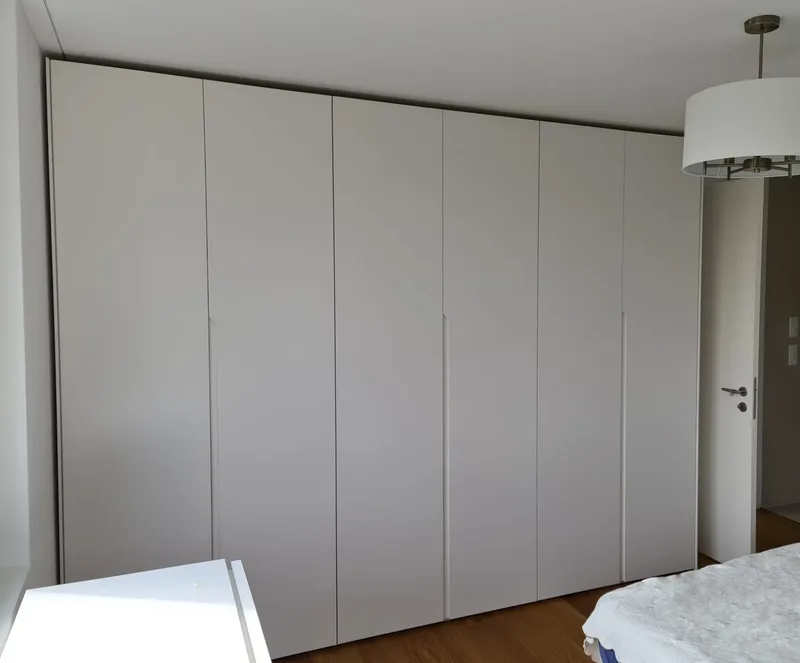 Customized wardrobe - Meilen, Switzerland - RAL9003 matte lacquered with integrated handles