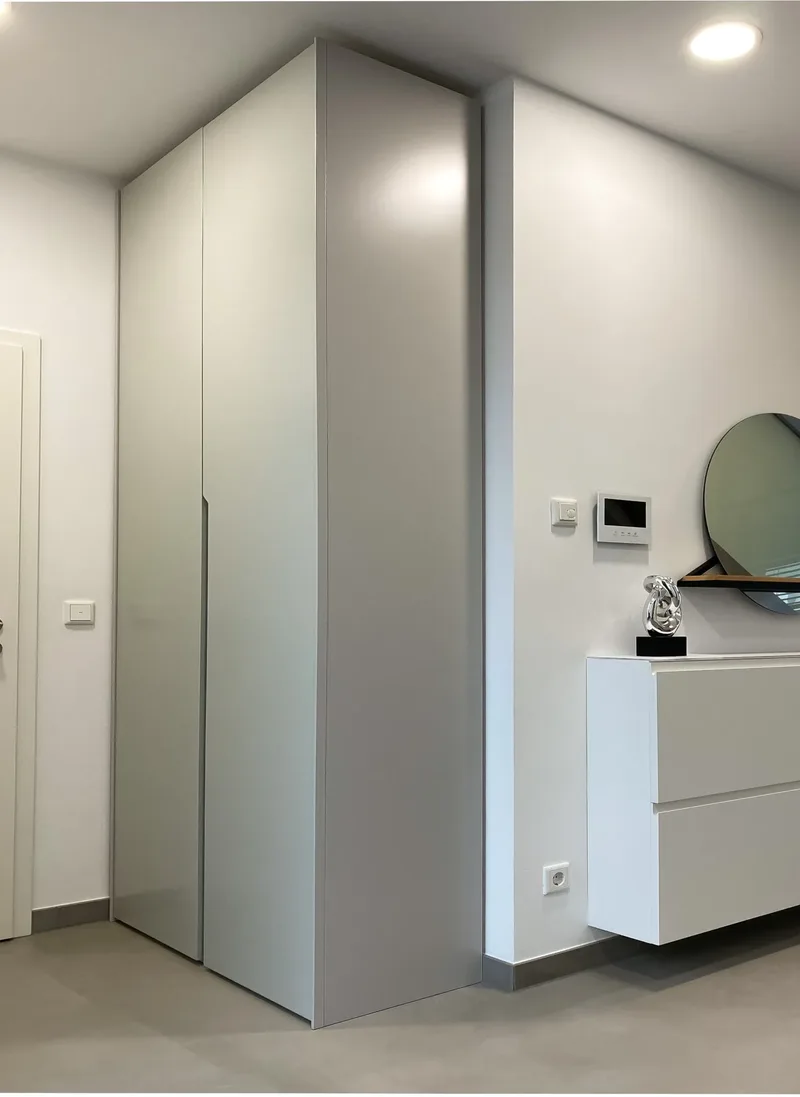 Customized wardrobe - Osnabrück, Germany - RAL7035 matte lacquered with integrated handle