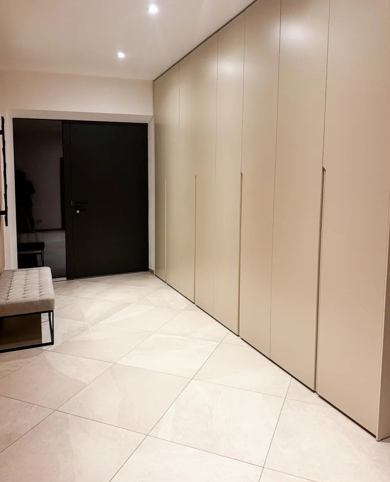 Customized wardrobe - St. Martin im Mühlkreis, Austria - RAL1013 matte lacquered with integrated handles