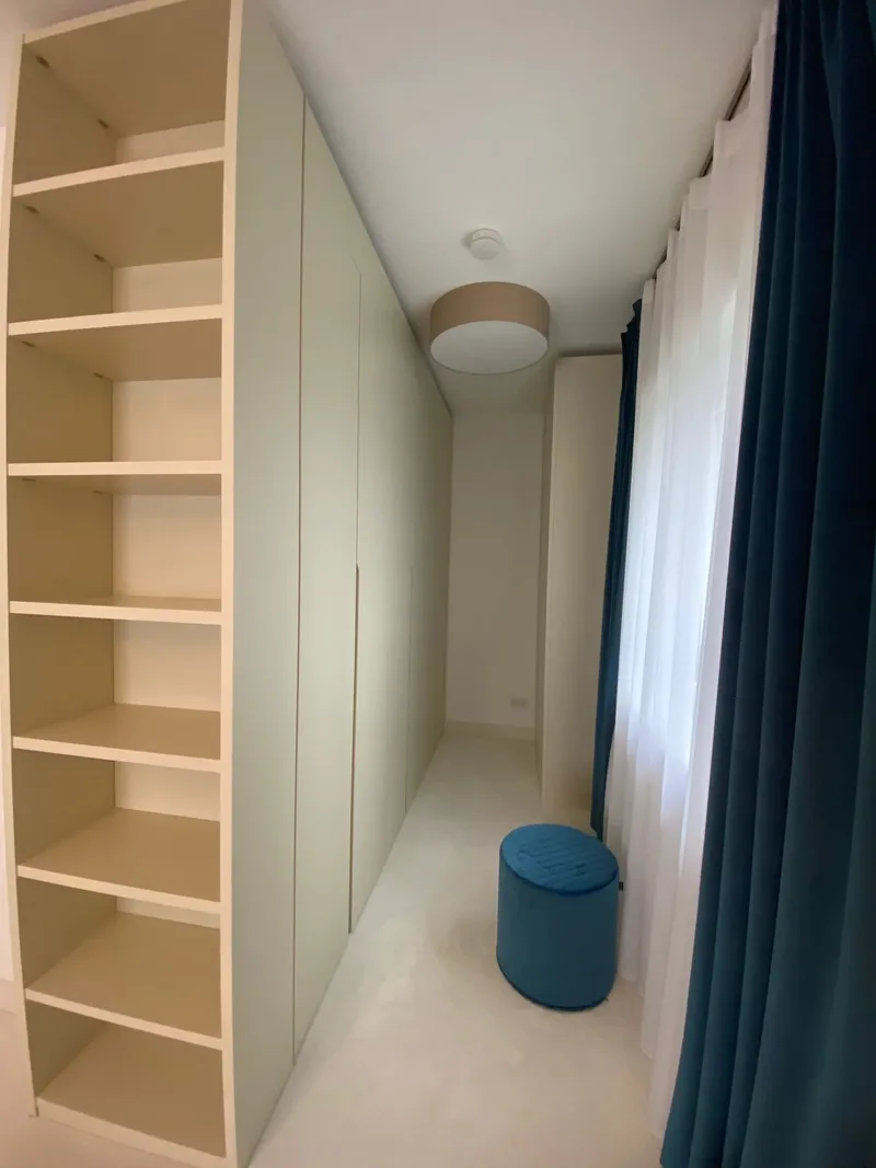Customized wardrobe with a side library – Frankfurt, Germany – RAL1013 matte lacquered with integrated handles