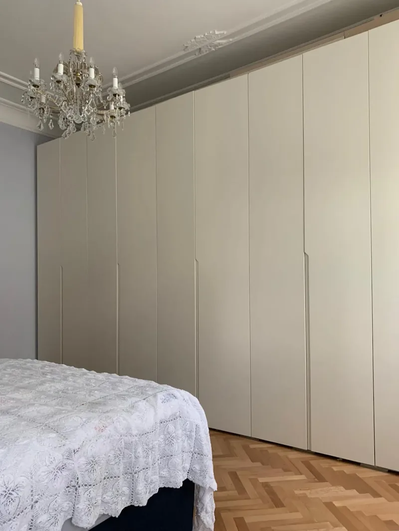Customized wardrobe - Vienna, Austria - RAL9010 matte lacquered with integrated handles