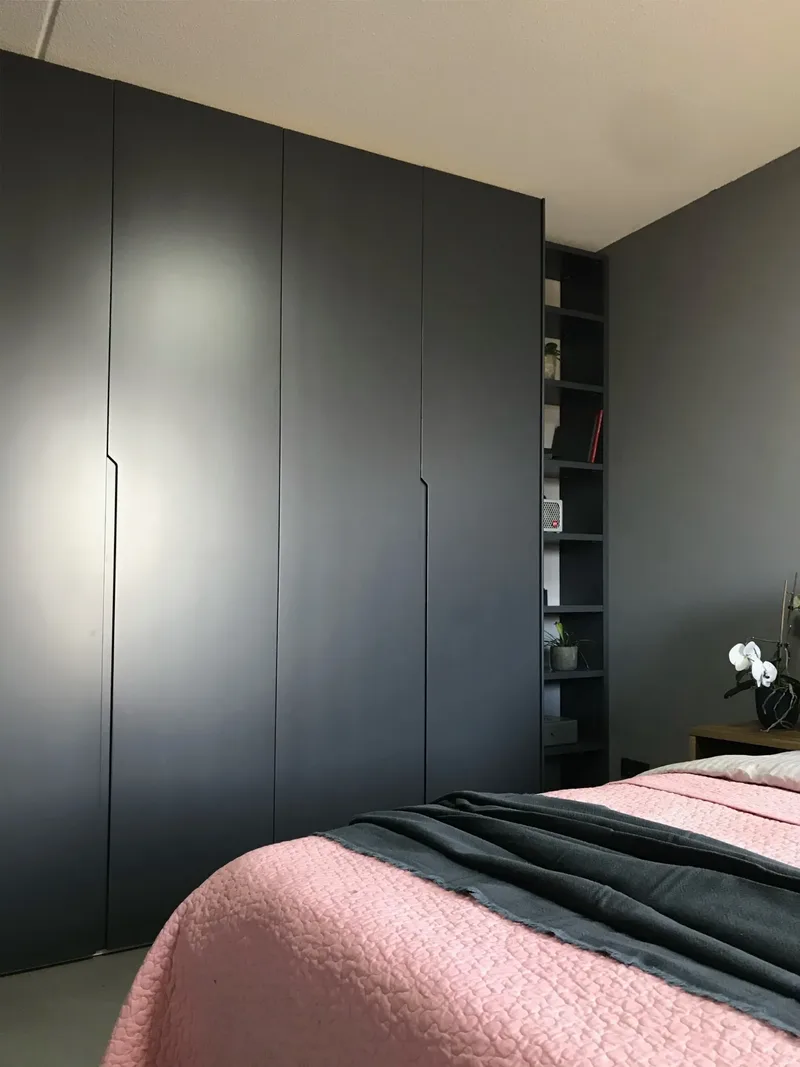 Customized wardrobe with front-facing bookcase - Veenendaal, Netherlands - RAL7015 matte lacquered with integrated handles