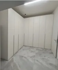 Customized corner built-in wardrobe - Switzerland - RAL9003 lacquered matte with handle 38 in chrome.