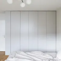 Customized wardrobe with side library: a light color that creates a quiet and calm atmosphere in our client&rsquo;s bedroom - Austria - matte lacquered in RAL7047 with integrated handles.

The exact measurements of this wardrobe are 281,2 cm in width, 262 cm in height, and 61 cm in depth.