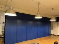 Customized wardrobe with a side library - London, Great Britain - RAL5002 matte lacquered with integrated handles.

The side library, matching the wardrobe in color, adds a stylish and unified look to the space. It’s ideal for displaying plants, handbags, books, or decorative items like photo frames, art pieces, or even small storage baskets, seamlessly combining the functionality of this walk-in room with elegant design.